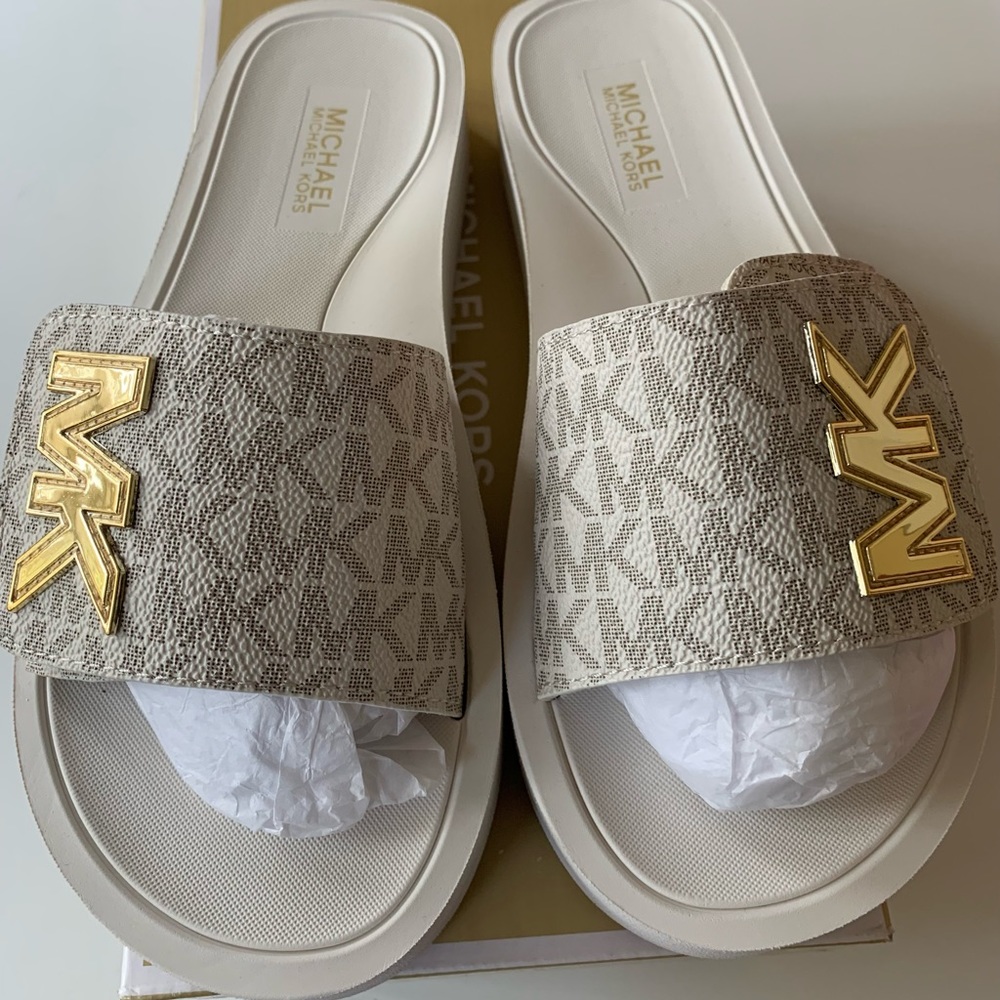 MICHAEL KORS PLATFORM SLIDE NEW. Let’s get ready for summer!